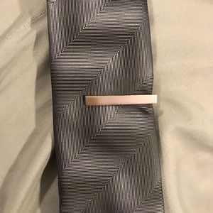 Grey/silver tie